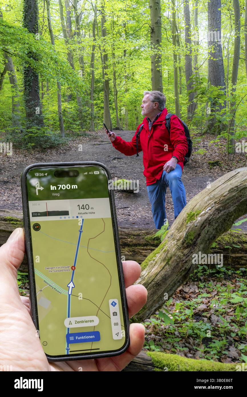 Immagine simbolica Escursionismo con smartphone e app escursionistica, navigazione sui sentieri escursionistici, mappa digitale con navigazione, app Komoot, percorso pre-programmato Foto Stock
