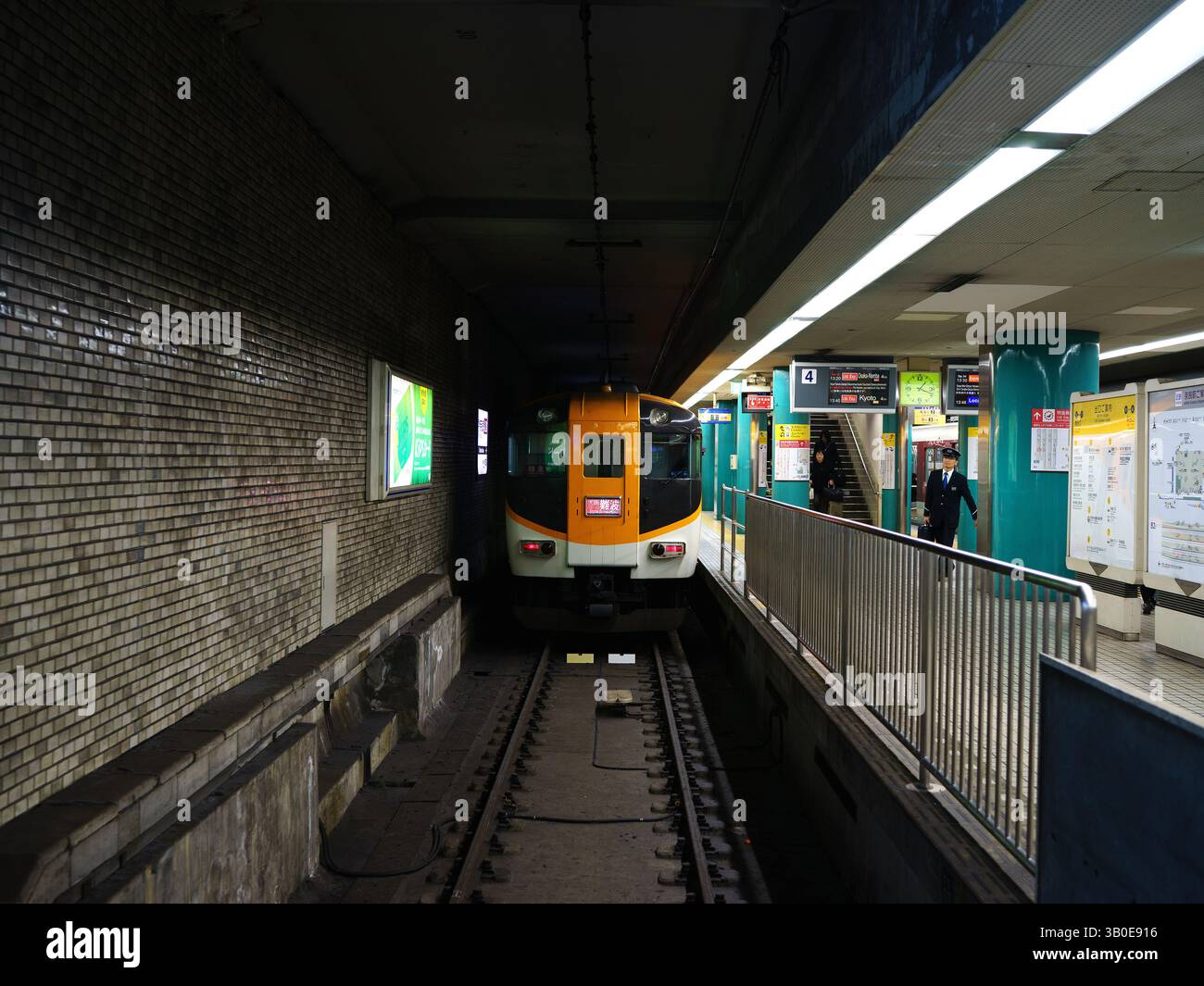 Treno espresso limitato che arriva alla stazione della metropolitana Osaka-Namba, Giappone Foto Stock