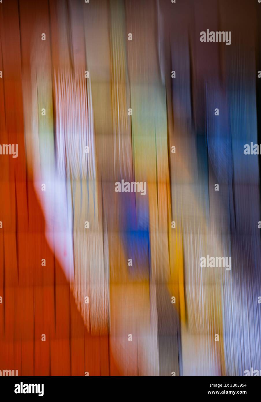 Sfocatura astratta del movimento di quadrati colorati in legno verniciato sull'effetto parete dell'edificio creato dall'esposizione prolungata e dal movimento intenzionale della fotocamera o dall'ICM Foto Stock