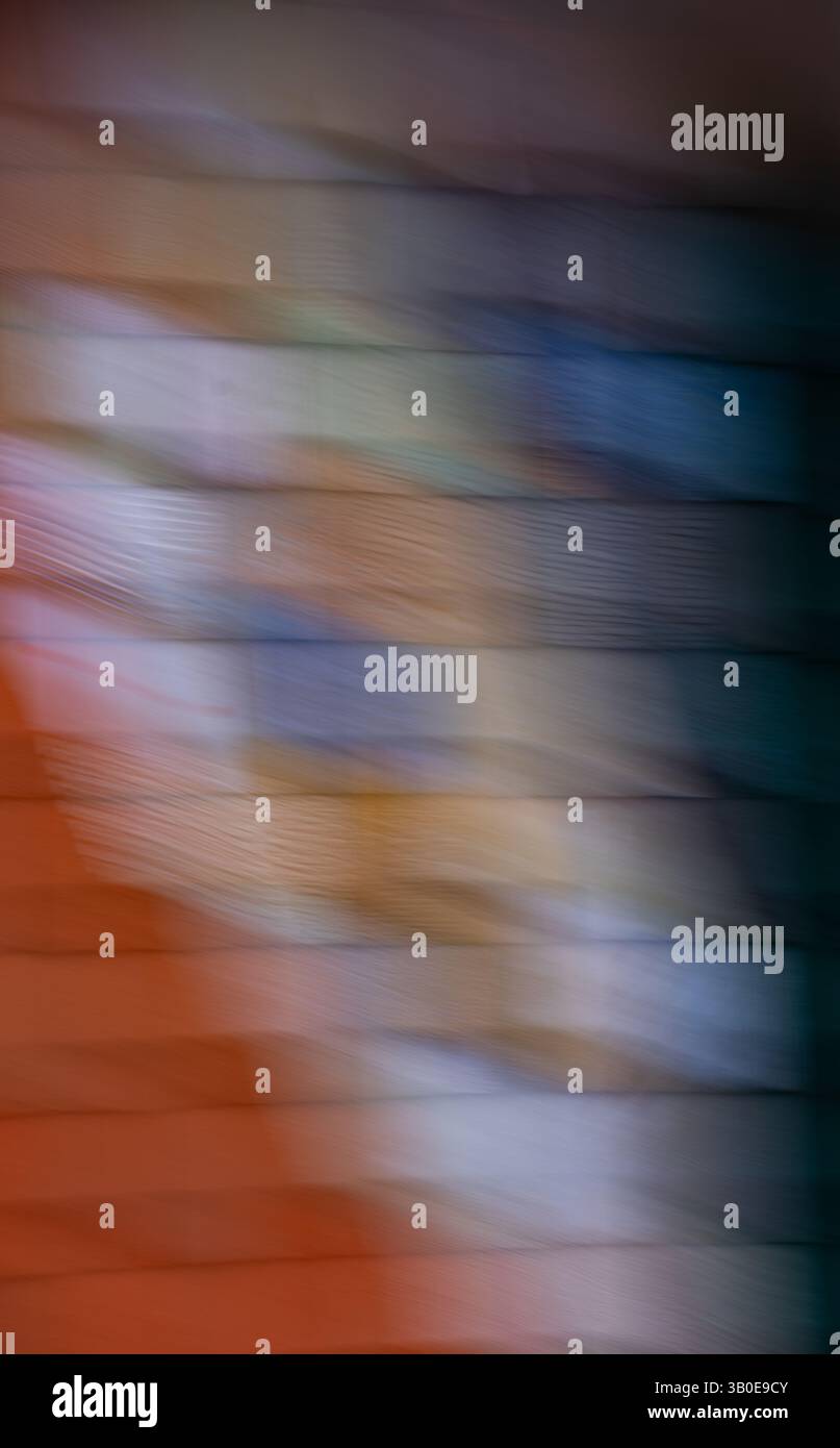 Sfocatura astratta del movimento di quadrati colorati in legno verniciato sull'effetto parete dell'edificio creato dall'esposizione prolungata e dal movimento intenzionale della fotocamera o dall'ICM Foto Stock