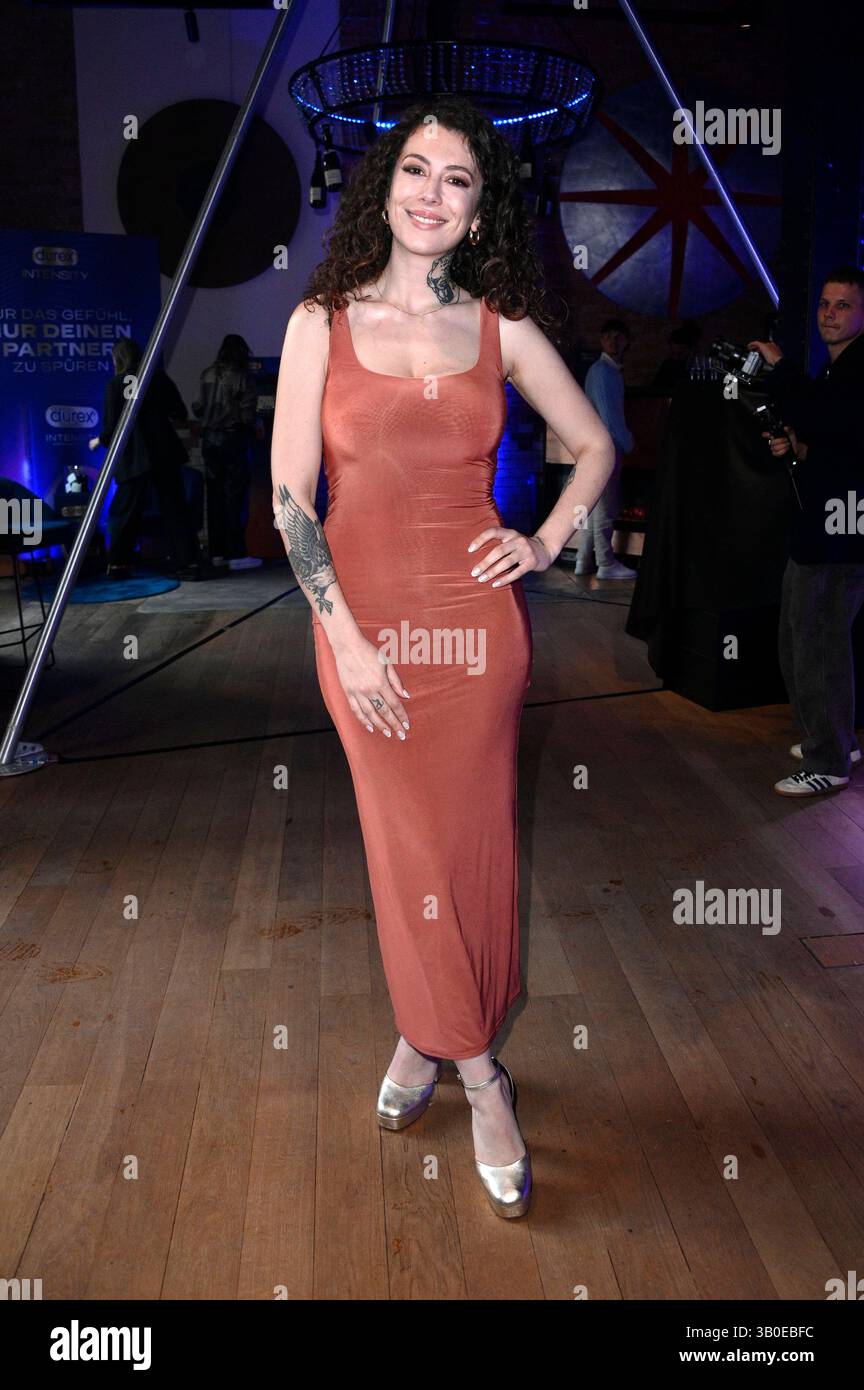 Leila Lowfire bei der Presse-Vorstellung der latexfreien Kondome Durex Intensity im Firespace. Berlino, 23.04.2025 *** Leila Lowfire al lancio stampa del preservativo senza lattice Durex Intensity a Firespace Berlin, 23 04 2025 foto:Xn.xKubelkax/xFuturexImagex lowfire_5404 Foto Stock