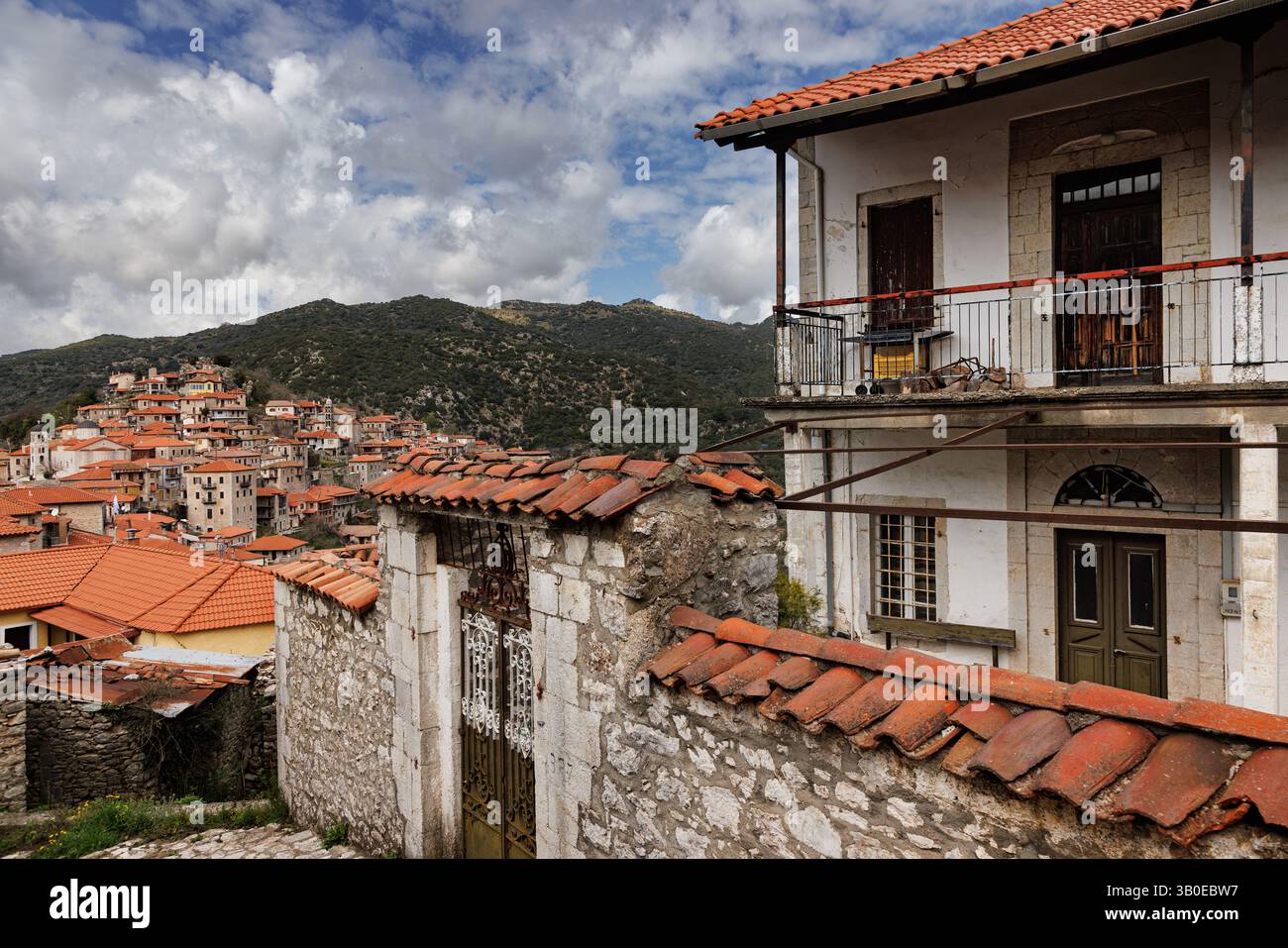 Strada stretta nel villaggio greco Dimitsana in Arcadia, Peloponneso, Grecia in una bella giornata Foto Stock