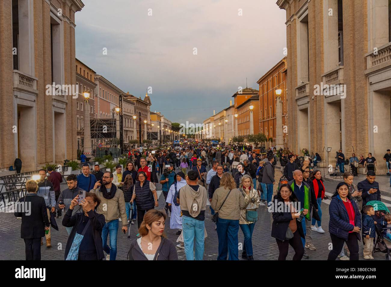 Fedeli cristiani in via della conciliazione, dirigiti verso Piazza San Pietro per rendere omaggio al corpo di Papa Francesco, Roma, Italia Foto Stock