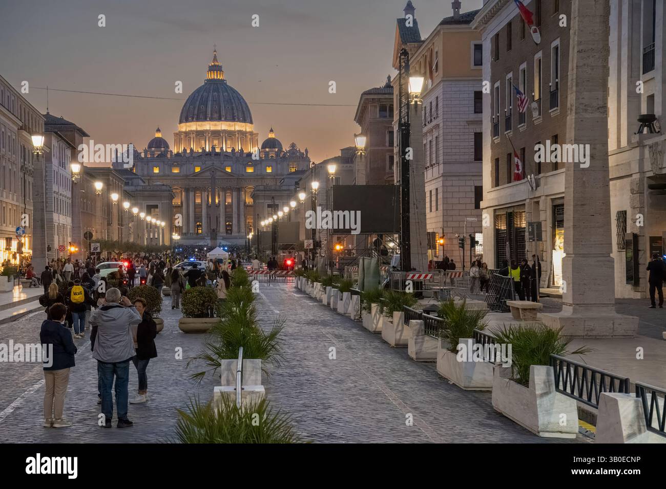 Fedeli cristiani in via della conciliazione, dirigiti verso Piazza San Pietro per rendere omaggio al corpo di Papa Francesco, Roma, Italia Foto Stock