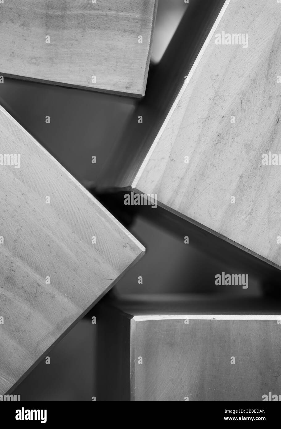 primo piano in bianco e nero degli angoli di quattro quadrati o scatole di metallo vicini l'uno all'altro, ma non toccano forme e angoli geometrici Foto Stock