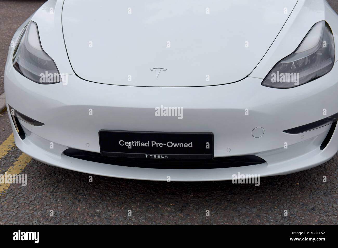 Auto elettrica tesla usata o usata in vendita presso un concessionario Tesla a Bristol, Regno Unito, aprile 2025 Foto Stock