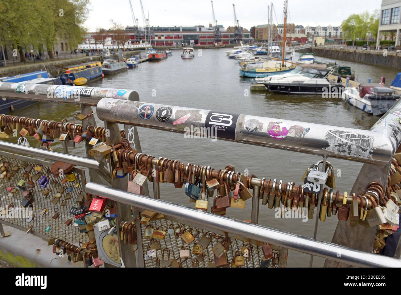 Centinaia di lucchetti a forma di lucchetto a forma di amore chiusi a Pero's Bridge, Bristol Harbour, Bristol, Regno Unito Foto Stock