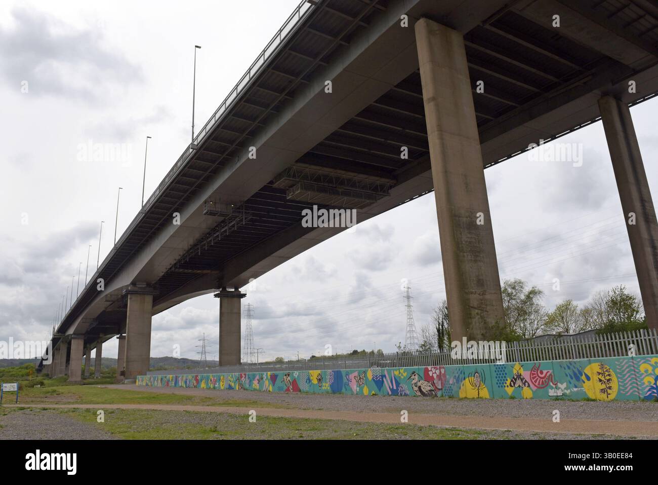Vista dal lato inferiore del ponte di Avonmouth, parte dell'autostrada M5, sul fiume Avon, Bristol, Regno Unito Foto Stock