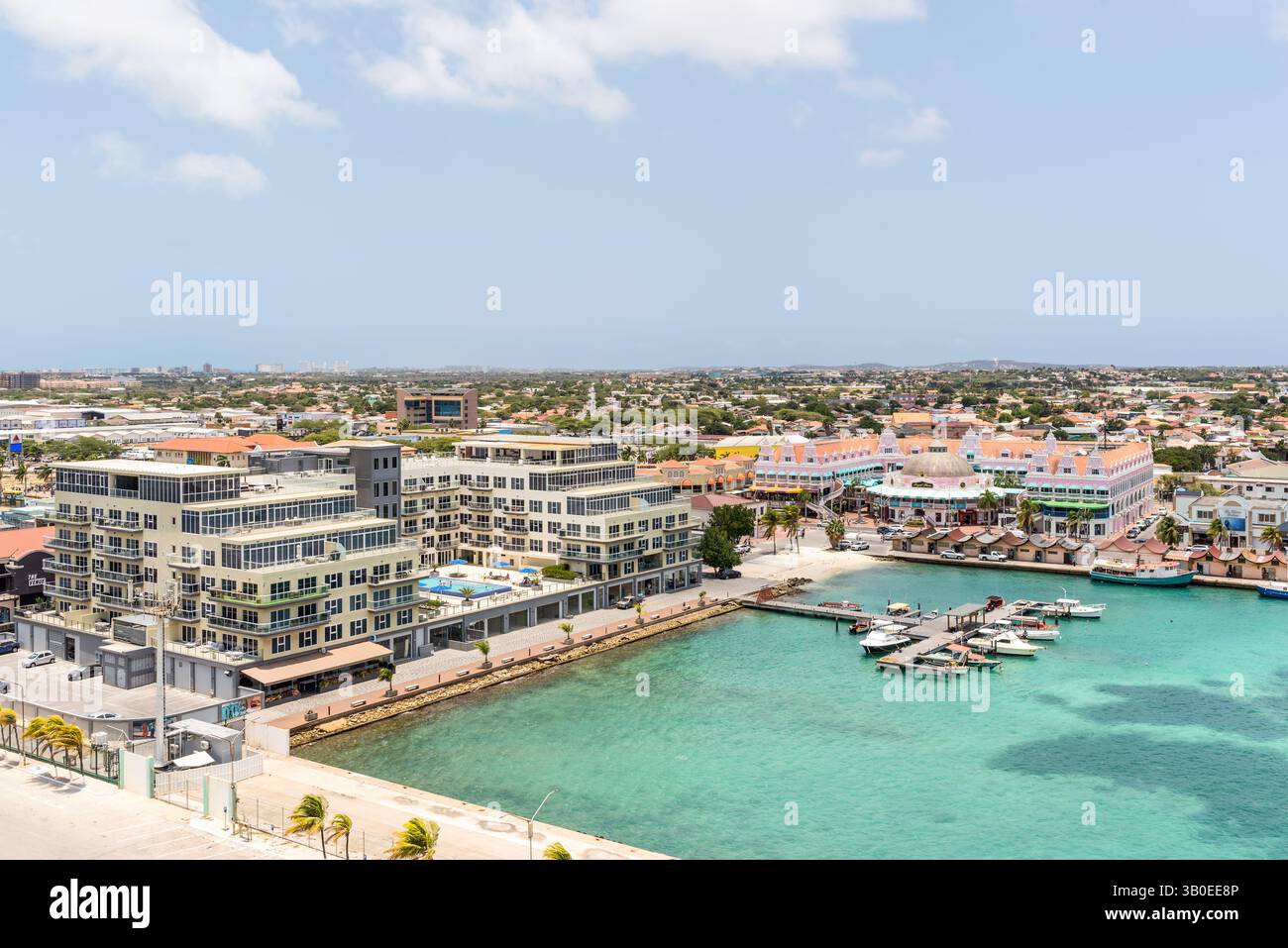 Oranjestad, Aruba - 11 aprile 2024: La vista del porto di Oranjestad ad ad Aruba da una nave da crociera mostra la città. Foto Stock