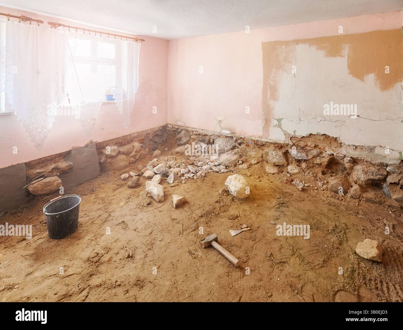 Interno di una camera di una vecchia casa di campagna durante i lavori di ristrutturazione. Foto Stock