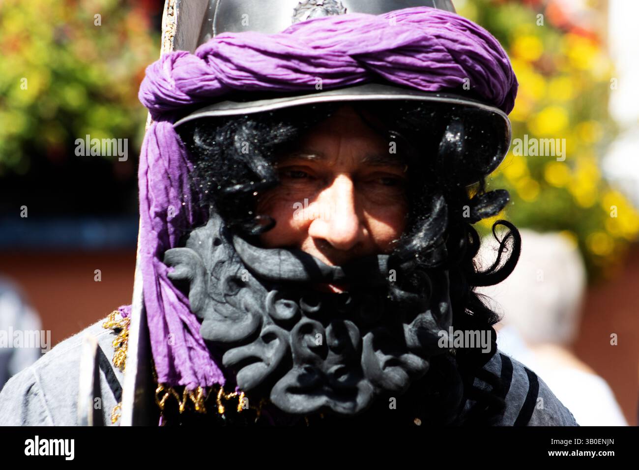 SIDMOUTH, DEVON, Regno Unito - 6 AGOSTO 2023 Cavaliere turco in una commedia di Mummers o folk eseguita da una troupe di attori maschili dilettanti o interpreti o rima Foto Stock