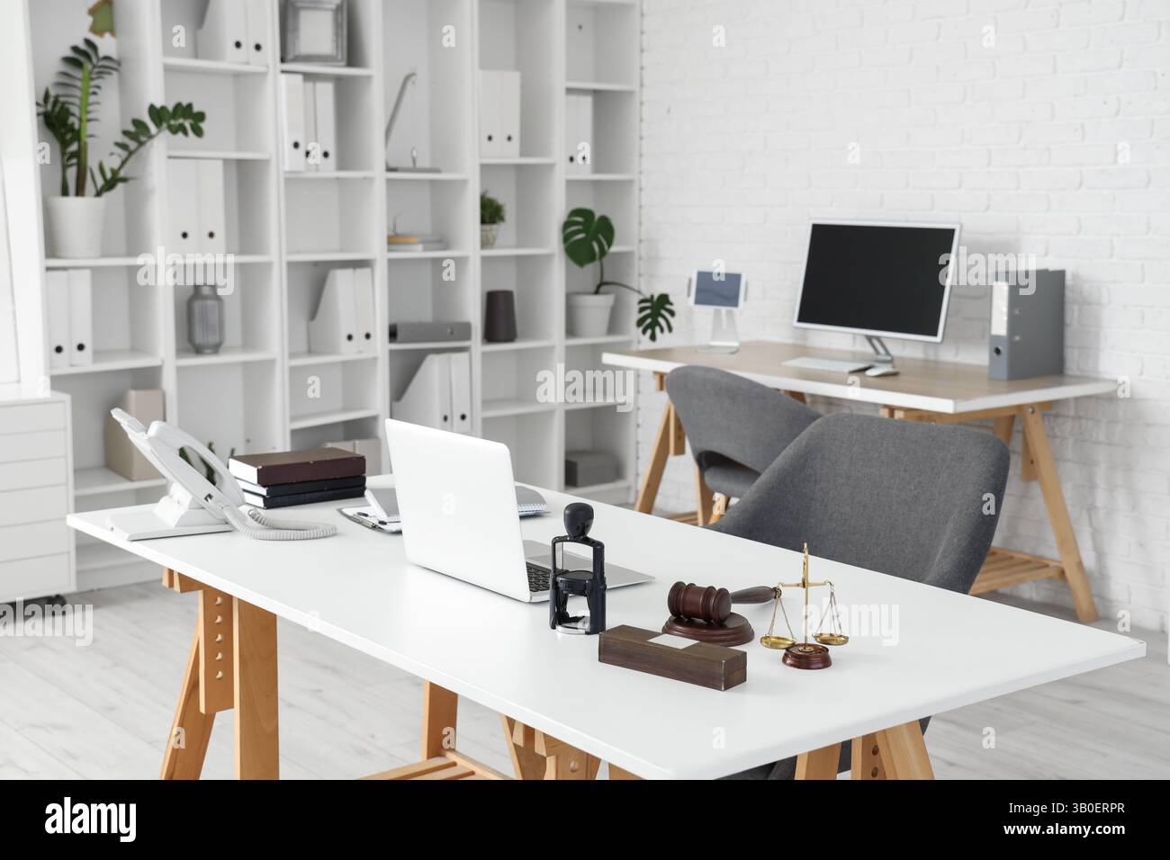 Il posto di lavoro dell'avvocato con il laptop in ufficio Foto Stock