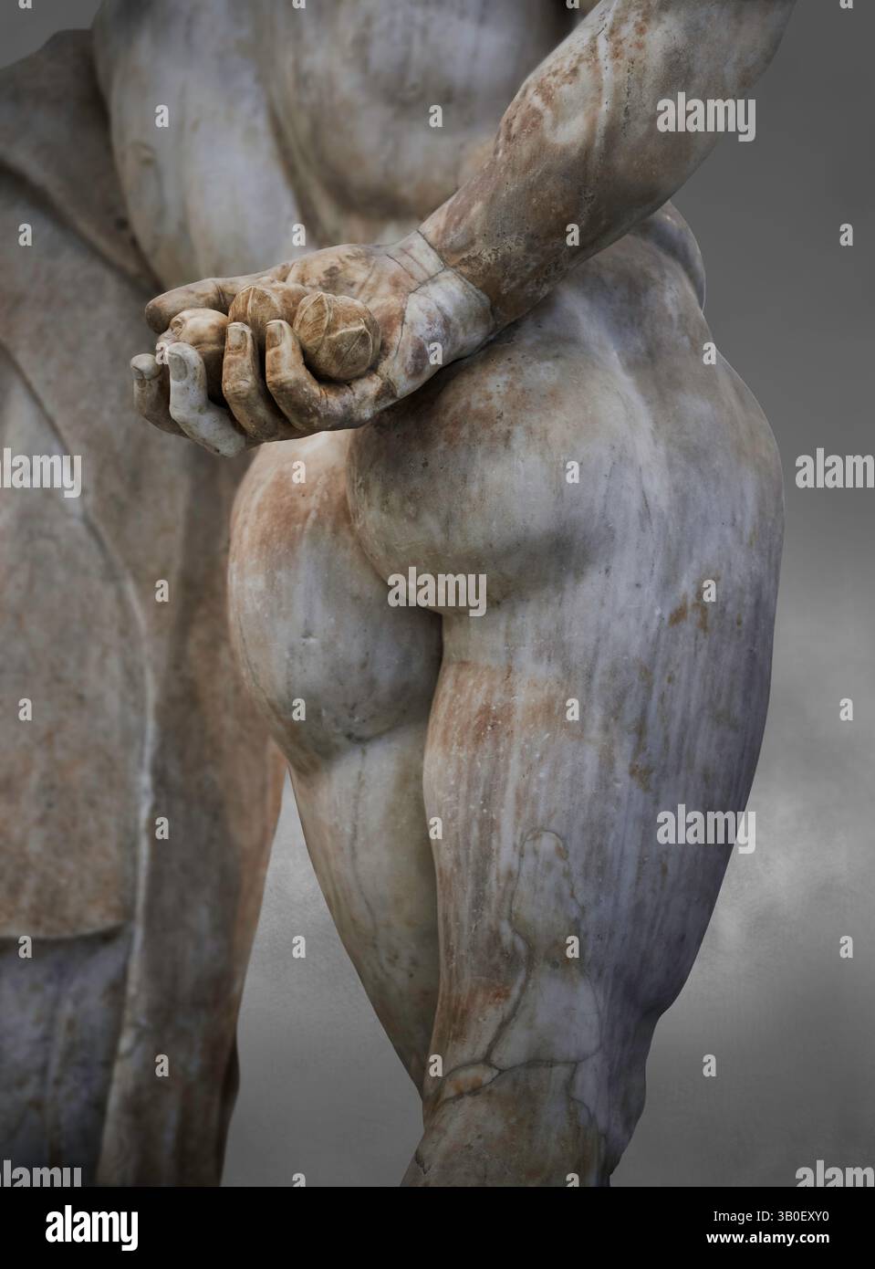 Statua romana di Ercole, le sue mani che reggono le mele d'oro di Esperidi, dalle Terme di Caracalla, Roma. Copia romana della fine del II secolo d.C. copiata Foto Stock