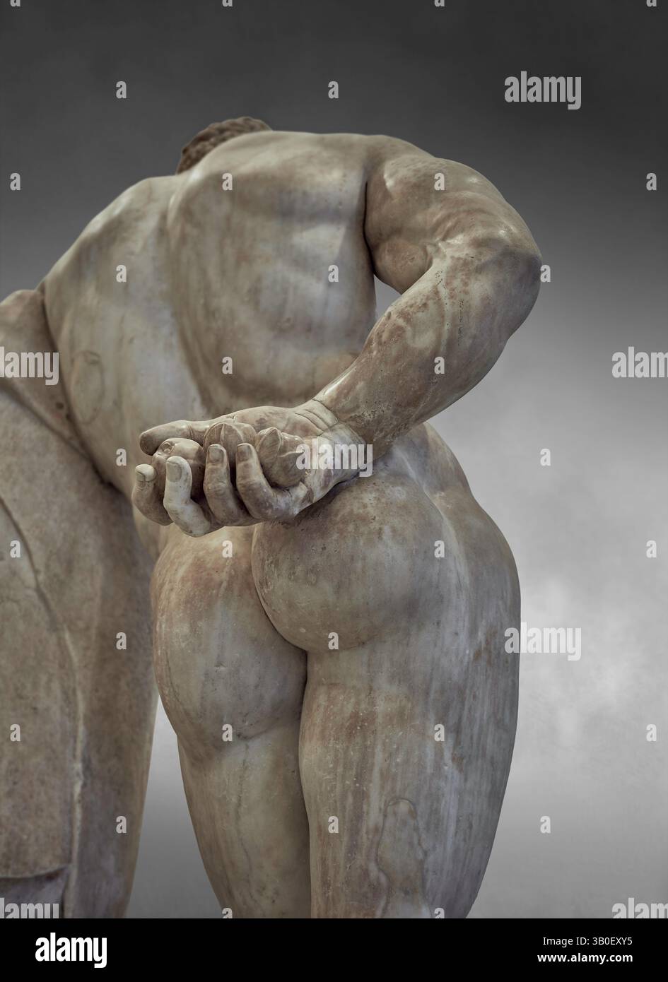 Statua romana di Ercole, le sue mani che reggono le mele d'oro di Esperidi, dalle Terme di Caracalla, Roma. Copia romana della fine del II secolo d.C. copiata Foto Stock