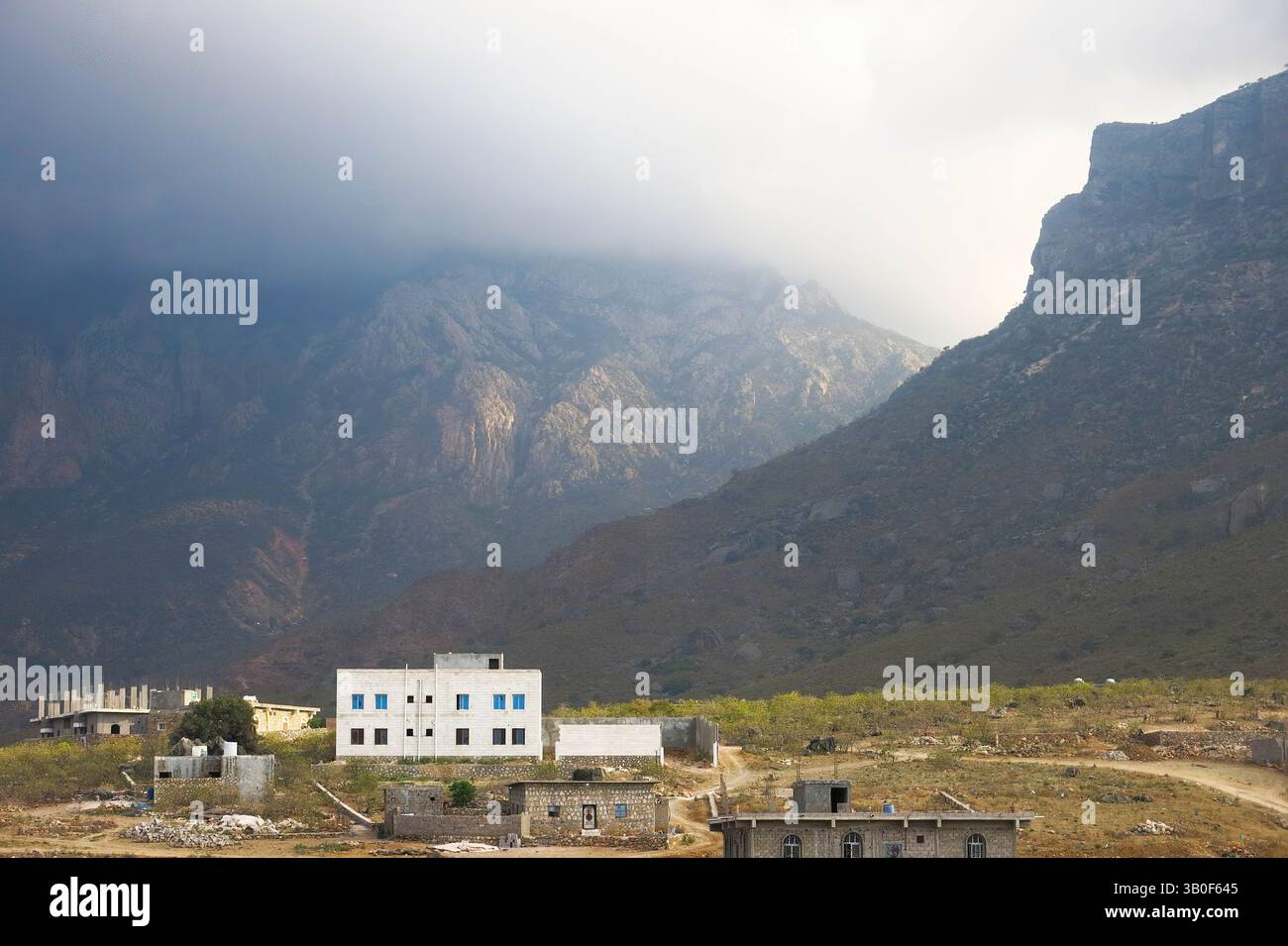 Hadiboh e la catena montuosa di Hahjir Foto Stock