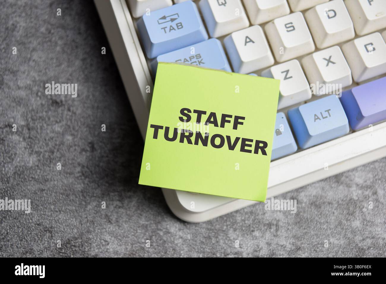 Concetto di turnover del personale scrivete su appunti adesivi isolati su un tavolo di legno. Foto Stock
