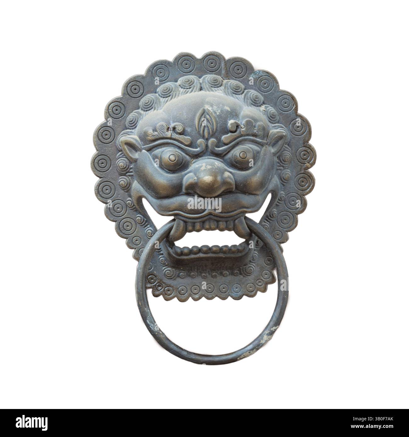 Maniglia per porta in bronzo a forma di testa di drago su sfondo isolato. Foto Stock