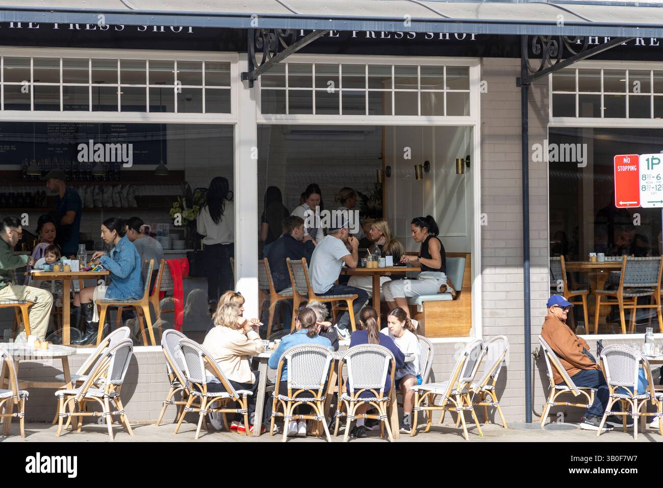 Bowral Town Center, The Press Room Cafe e ristorante con gente che mangia e beve, New South Wales, Australia Foto Stock