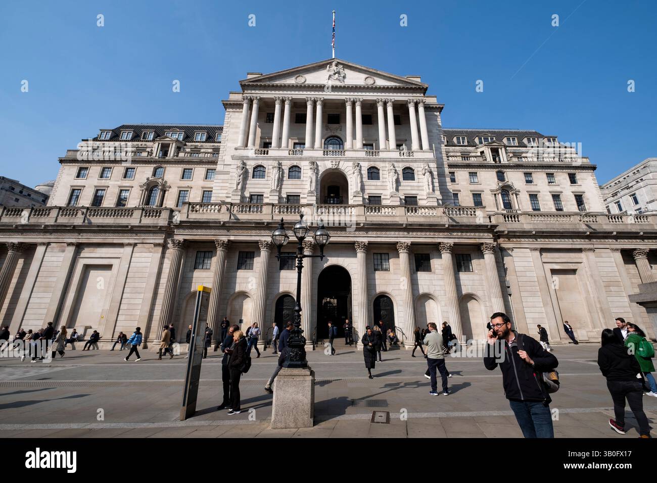 Bank of England nella City di Londra il 24 marzo 2025 a Londra, Regno Unito. La City of London è una città, una contea cerimoniale e un distretto governativo locale che contiene il principale quartiere centrale degli affari di Londra. La City of London è ampiamente indicata semplicemente come la City è anche conosciuta colloquialmente come The Square Mile. Foto Stock