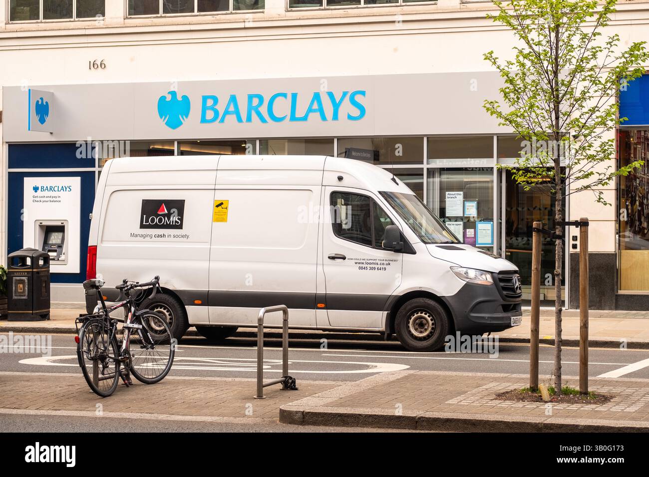LONDRA - 22 APRILE 2025: Infila la compagnia di trasporto contanti fuori dalla Barclays Bank a Kensington Foto Stock