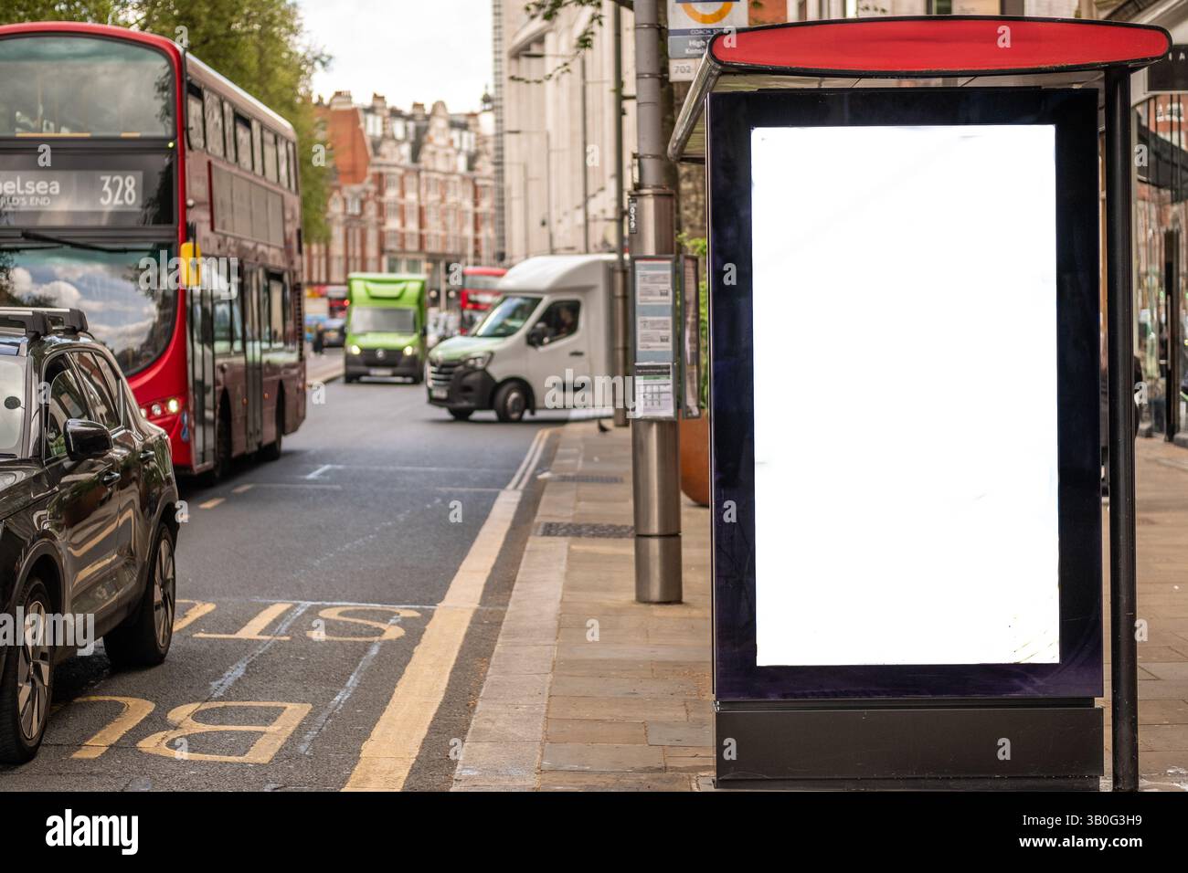 Un cartello pubblicitario con fermata dell'autobus vuota sulla trafficata London Street con spazio per copia, testo o riempimento generativo Foto Stock