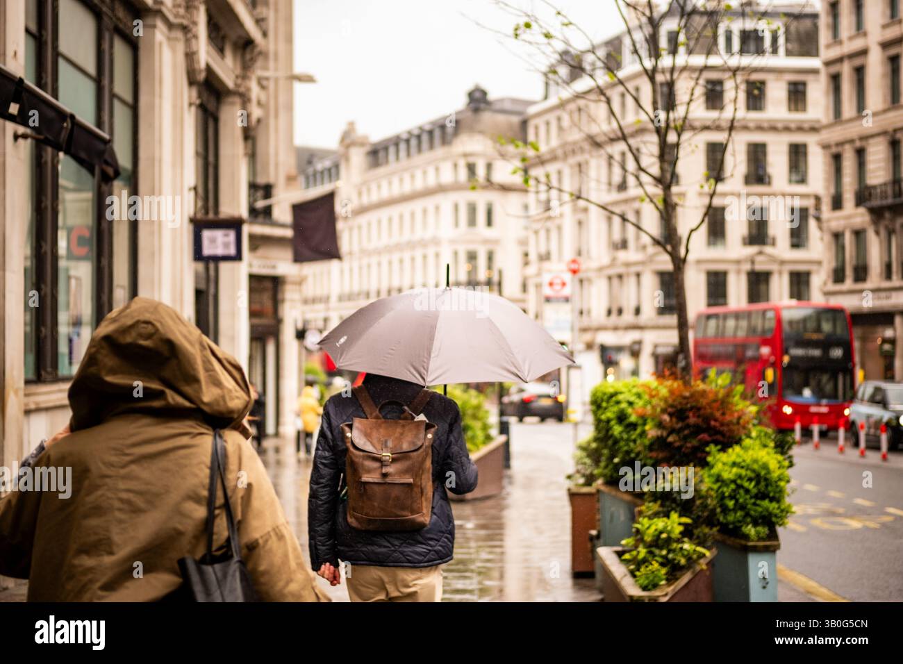 Regent Street - zona commerciale del centro di Londra in condizioni di pioggia Foto Stock