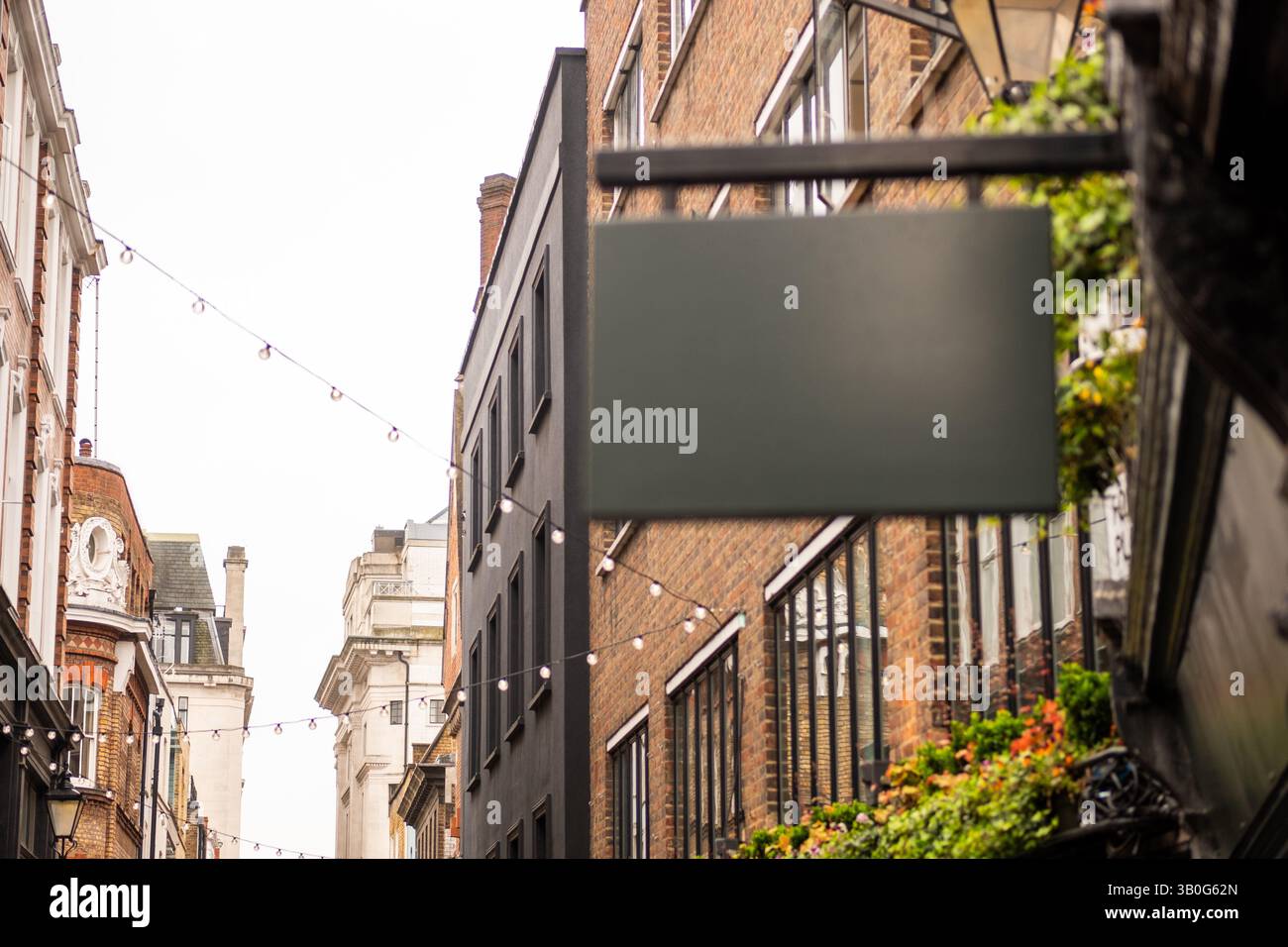 Un cartello del negozio vuoto con spazio per testo o logo nell'ambientazione urbana europea britannica di Londra Foto Stock