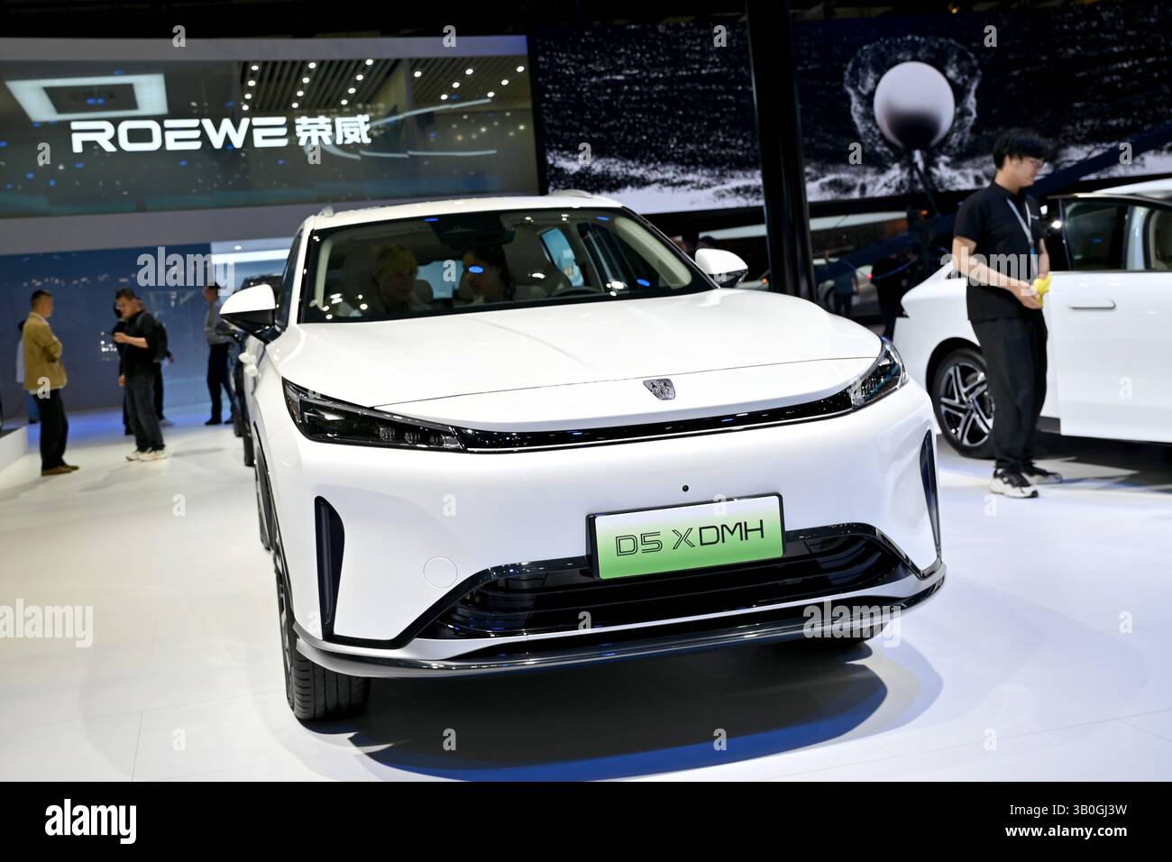 Shanghai, Cina. 24 aprile 2025. Il modello D5 XDMH del marchio cinese Roewe si trova su uno stand espositivo. Roewe appartiene alla casa automobilistica statale cinese SAIC. Come MG Roewe, anche i veicoli del costruttore cinese sono su strada in Germania e, secondo i dati forniti dalla Federal Motor Transport Authority, rappresentano la maggior parte dei marchi cinesi in Germania. Credito: Johannes Neudecker/dpa/Alamy Live News Foto Stock