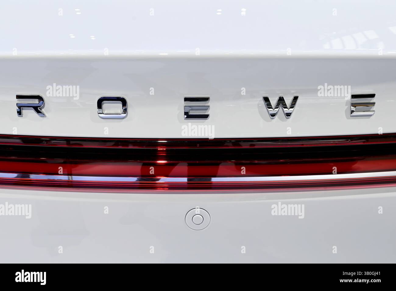 Shanghai, Cina. 24 aprile 2025. Il logo del marchio cinese Roewe è visibile sul retro di un veicolo. Roewe appartiene alla casa automobilistica statale cinese SAIC. Come MG Roewe, anche i veicoli del costruttore cinese sono su strada in Germania e, secondo i dati dell'Autorità federale per il trasporto di motori, costituiscono la quota maggiore dei marchi cinesi nella Repubblica federale. Credito: Johannes Neudecker/dpa/Alamy Live News Foto Stock