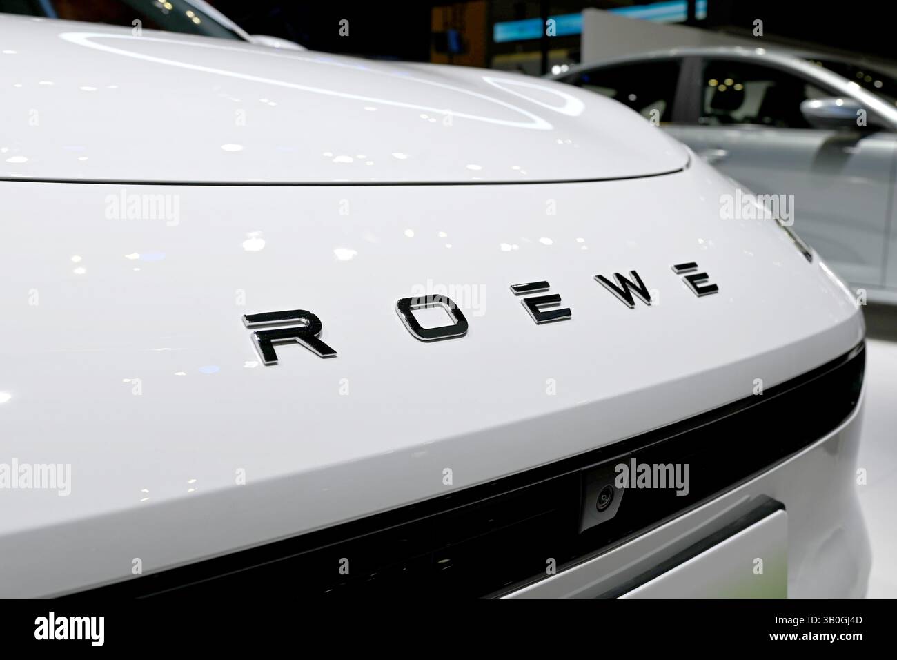 Shanghai, Cina. 24 aprile 2025. Il logo del marchio cinese Roewe può essere visto sul cofano di un veicolo. Roewe appartiene alla casa automobilistica statale cinese SAIC. Come MG Roewe, anche i veicoli del costruttore cinese sono su strada in Germania e, secondo i dati dell'Autorità federale per il trasporto di motori, costituiscono la quota maggiore dei marchi cinesi nella Repubblica federale. Credito: Johannes Neudecker/dpa/Alamy Live News Foto Stock