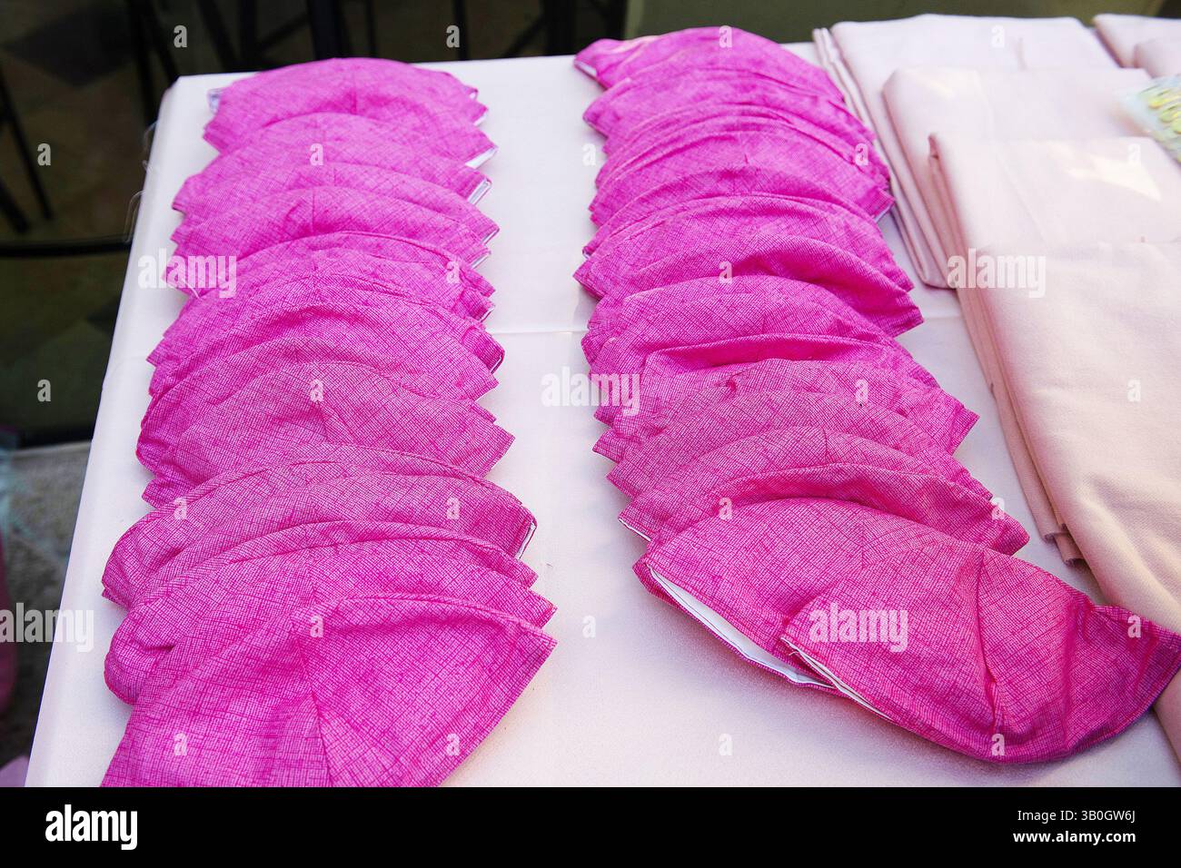 Coloratissimi yarmulke o cappellini di teschio ebraici in un servizio di preghiera di pipistrello mitzvah in Israele. Foto Stock