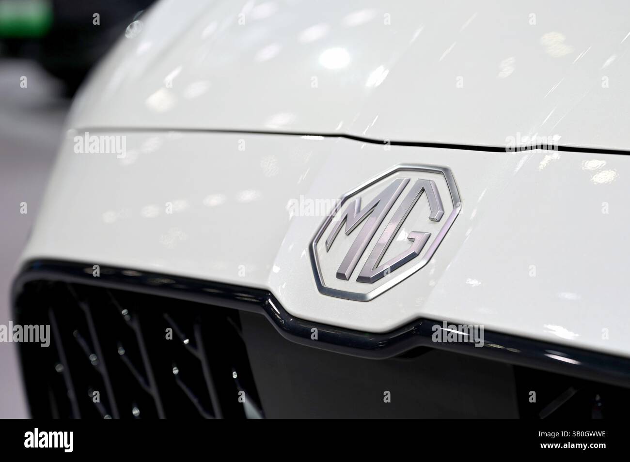 Shanghai, Cina. 24 aprile 2025. Il logo del marchio automobilistico cinese MG, che era un'azienda britannica, è esposto in uno stand alla fiera Auto Shanghai. MG appartiene alla casa automobilistica statale cinese SAIC. Come MG Roewe, anche i veicoli del costruttore cinese sono su strada in Germania e, secondo i dati dell'Autorità federale per il trasporto di motori, costituiscono la quota maggiore dei marchi cinesi nella Repubblica federale. Credito: Johannes Neudecker/dpa/Alamy Live News Foto Stock