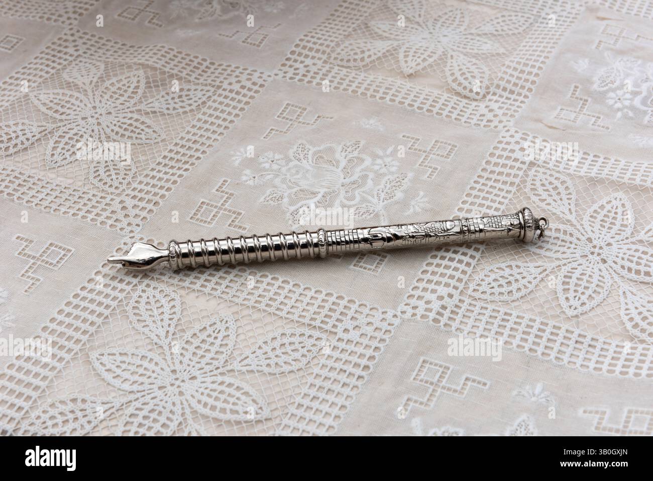 Un puntatore della Torah d'argento, noto anche come una mano o un dito o uno "yad" in ebraico, usato per guidare il lettore attraverso il testo del rotolo della Torah. Foto Stock
