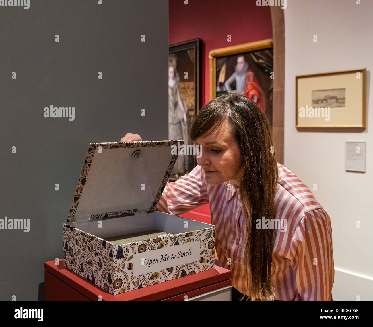Scottish Portrait Gallery, Edimburgo, Scozia, Regno Unito, 24 aprile 2025, nuova mostra: National Galleries of Scotland il mondo di re Giacomo vi e i traccia il suo regno, in occasione del 400° anniversario della sua morte, con oltre 140 oggetti rari, molti esposti insieme per la prima volta. Nella foto: I visitatori possono sperimentare l'odore degli spazi reali del XVII secolo attraverso una fragranza chiamata presenza progettata per evocare i profumi delle rose damascate e del civet, che erano associati alla ricchezza e allo status nel XVII secolo. Crediti: Sally Anderson/Alamy Live News Foto Stock