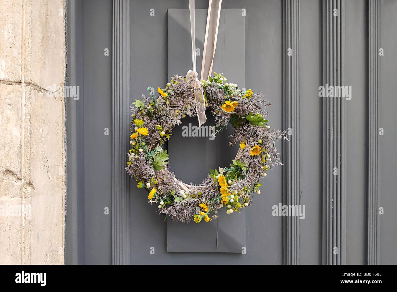 Decorazione della corona di Pasqua sulla porta di una casa a Larnaca, Cipro, per celebrare la Pasqua ortodossa. Foto Stock