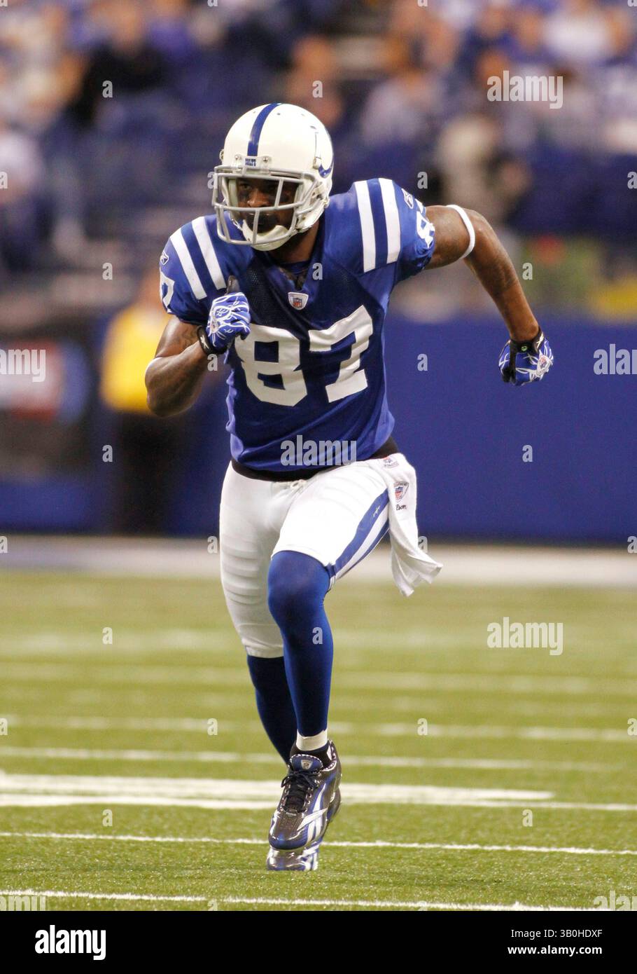 2 gennaio 2011 - Indianapolis, Ind. - Il ricevitore degli Indianapolis Colts Reggie Wayne, n. 87, esegue un percorso di passaggio nel secondo quarto della vittoria dei Colts 23-20 sui Tennessee Titans al Lucas Oil Stadium di Indianapolis. Foto di Chad Ryan. (Immagine di credito: © Chad Ryan/Cal Sport Media/ZUMAPRESS.com) Foto Stock