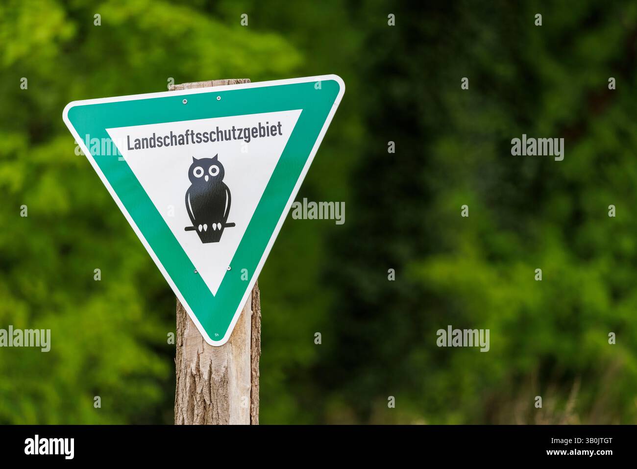 Berlino, Germania. 23 aprile 2025. Foto simbolica delle aree di conservazione del paesaggio. Un cartello indica un'area di conservazione del paesaggio. Berlino, 23 aprile 2025. Credito: dpa/Alamy Live News Foto Stock