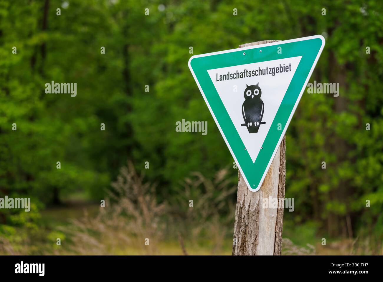 Berlino, Germania. 23 aprile 2025. Foto simbolica delle aree di conservazione del paesaggio. Un cartello indica un'area di conservazione del paesaggio. Berlino, 23 aprile 2025. Credito: dpa/Alamy Live News Foto Stock