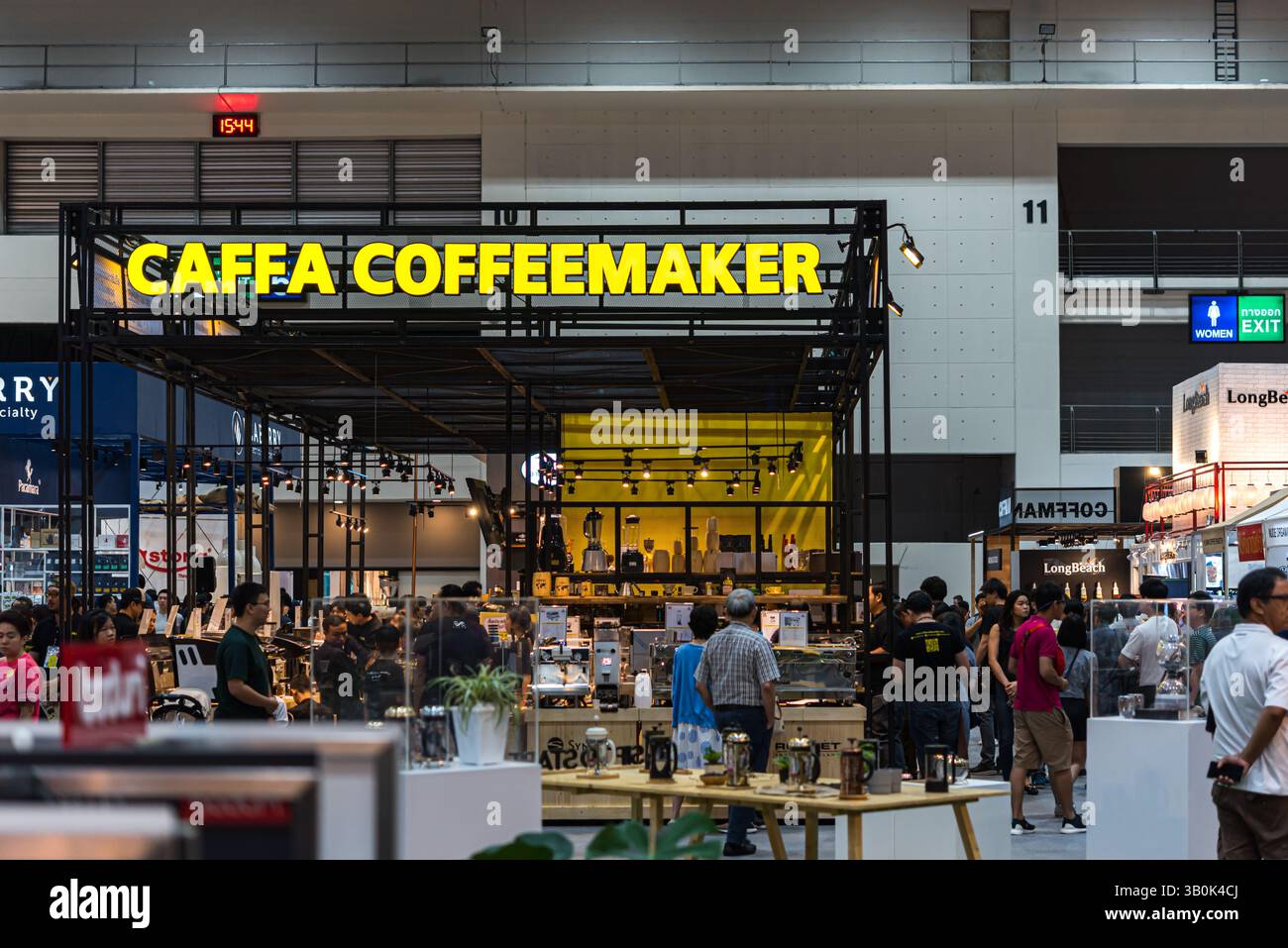 Bangkok, Tailandia - 16 marzo 2019: Caffetteria e barista non identificati che mostra la caffettiera per la torrefazione dei chicchi di caffè in vendita e mostra al cliente Foto Stock