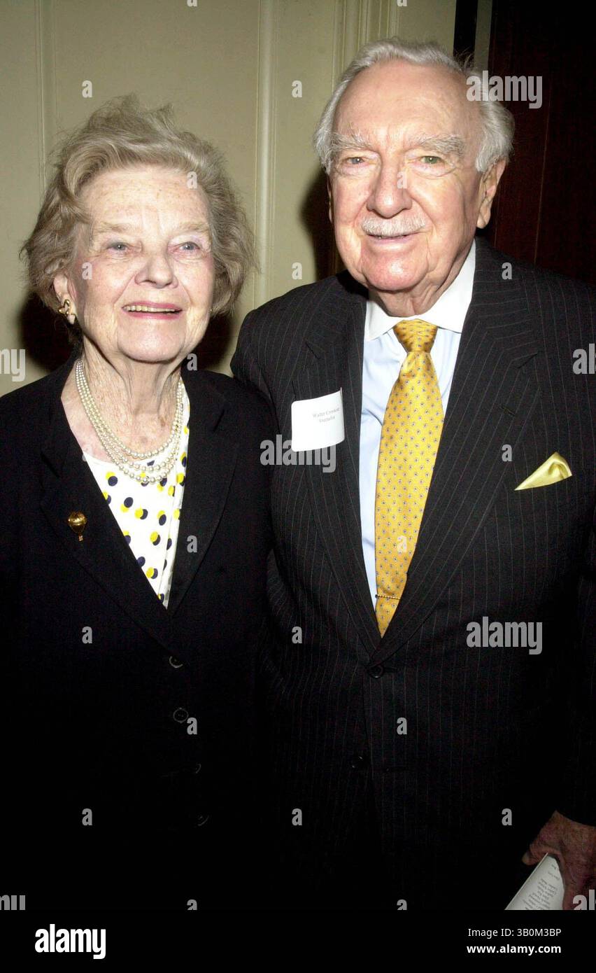 16 MARZO 2005 - NEW YORK, NEW YORK, STATI UNITI - K36041JKRON.WOMEN'S CAMPAIGN FUND TIENE LE FESTE PER IL 30° ANNIVERSARIO DI VOSTRA SCELTA, 16 CENE NELLE CASE PRIVATE DI IMPORTANTI NEWYORKESI ALL'UNIVERSITY CLUB DI NEW YORK NEW YORK. 3/8/2004. / 2004.WALTER CRONKITE E MOGLIE BETSY (immagine di credito: © John Krondes/Globe Photos/ZUMAPRESS.com) Foto Stock