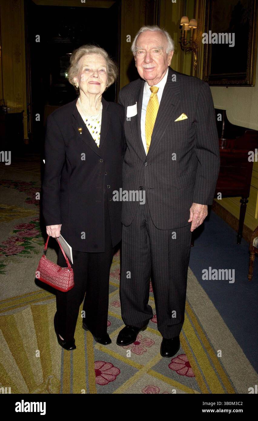 16 MARZO 2005 - NEW YORK, NEW YORK, STATI UNITI - K36041JKRON.WOMEN'S CAMPAIGN FUND TIENE LE FESTE PER IL 30° ANNIVERSARIO DI VOSTRA SCELTA, 16 CENE NELLE CASE PRIVATE DI IMPORTANTI NEWYORKESI ALL'UNIVERSITY CLUB DI NEW YORK NEW YORK. 3/8/2004. / 2004.WALTER CRONKITE E MOGLIE BETSY (immagine di credito: © John Krondes/Globe Photos/ZUMAPRESS.com) Foto Stock