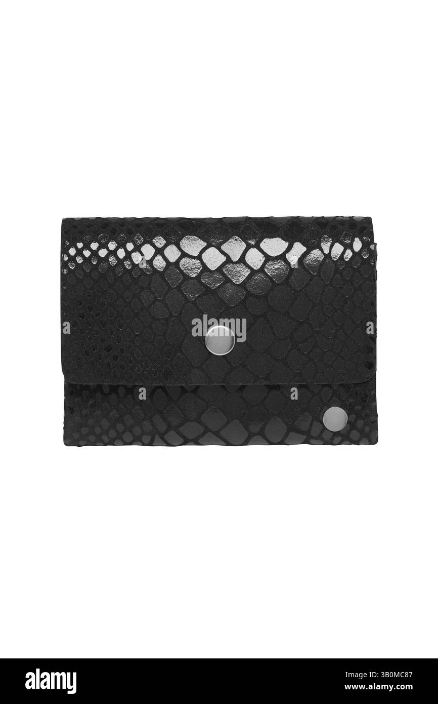 un portafoglio nero elegante e compatto caratterizzato da una texture esotica in pelle di serpente e da un design minimalista, ideale per il trasporto di carte e contanti con eleganza Foto Stock