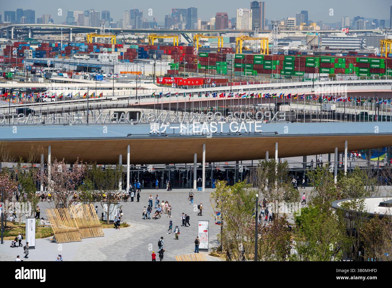 Osaka, Giappone - 21 aprile 2025: Struttura d'ingresso al cancello Est dell'Expo 2025 Osaka-Kansai, sito dell'esposizione Mondiale a Yumeshima. Foto Stock