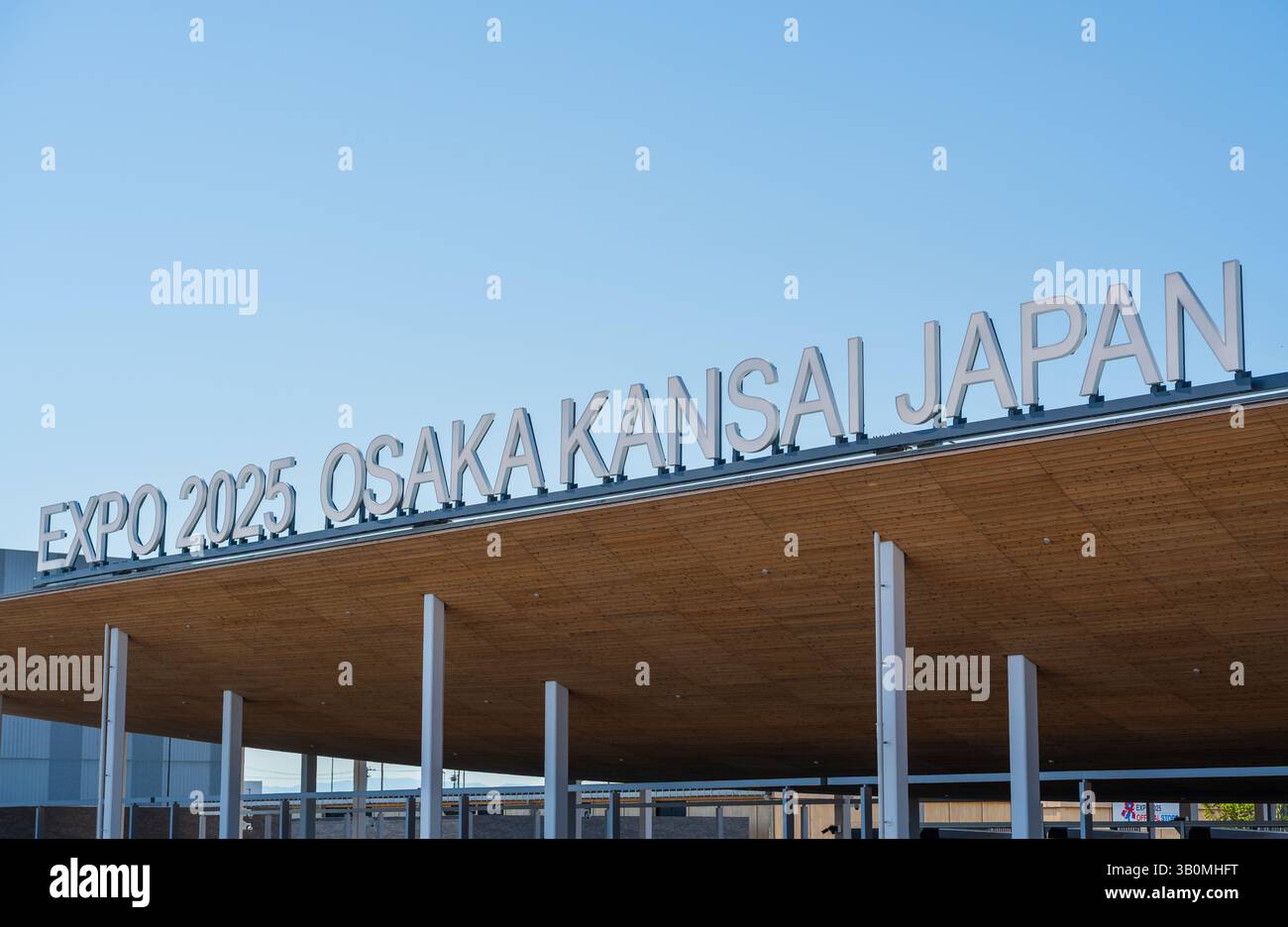 Osaka, Giappone - 21 aprile 2025: Struttura d'ingresso al cancello Est dell'Expo 2025 Osaka-Kansai, sito dell'esposizione Mondiale a Yumeshima. Foto Stock