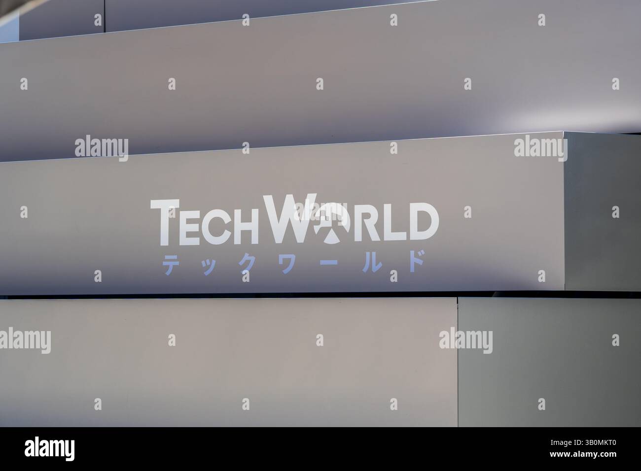 Osaka, Giappone - 21 aprile 2025: Padiglione TECH WORLD all'Expo 2025, che presenta il design 'Montagne del cuore' e la tecnologia digitale avanzata. Foto Stock