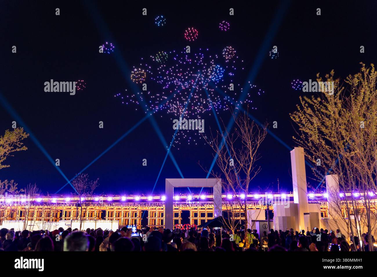 Osaka, Giappone - 21 aprile 2025: 1000 droni illuminano il cielo notturno durante lo spettacolo One World, One Planet all'Expo 2025 Osaka, Kansai, Giappone. Foto Stock