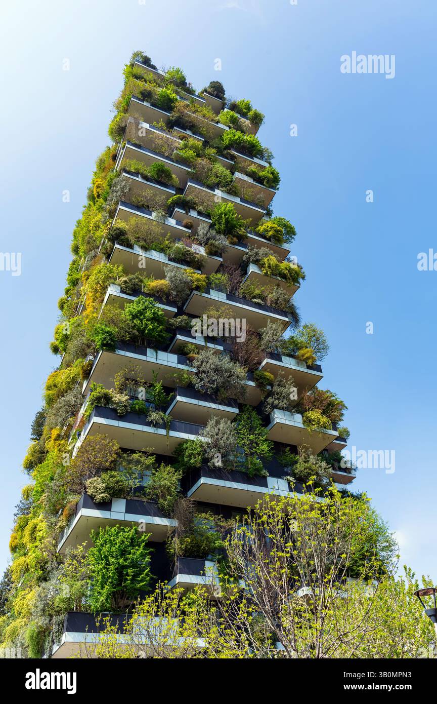 Bosco verticale, un edificio residenziale sostenibile a Milano, che presenta la sua foresta verticale e il suo design ecologico Foto Stock