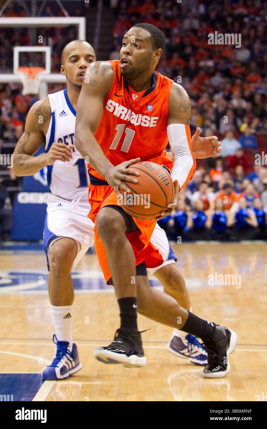 8 gennaio 2011 - Newark, New Jersey, Stati Uniti - Syracuse Orange Guard SCOOP JARDINE (11) in azione mentre supera Seton Hall Pirates guardia JORDAN THEODORE (10) durante la partita di basket NCAA tra il 4 Syracuse Orange e i Seton Hall Pirates al Prudential Center. Gli Orange batterono i Pirates, 61-56. (Immagine di credito: © Chris Szagola/Cal Sport Media/ZUMAPRESS.com) Foto Stock