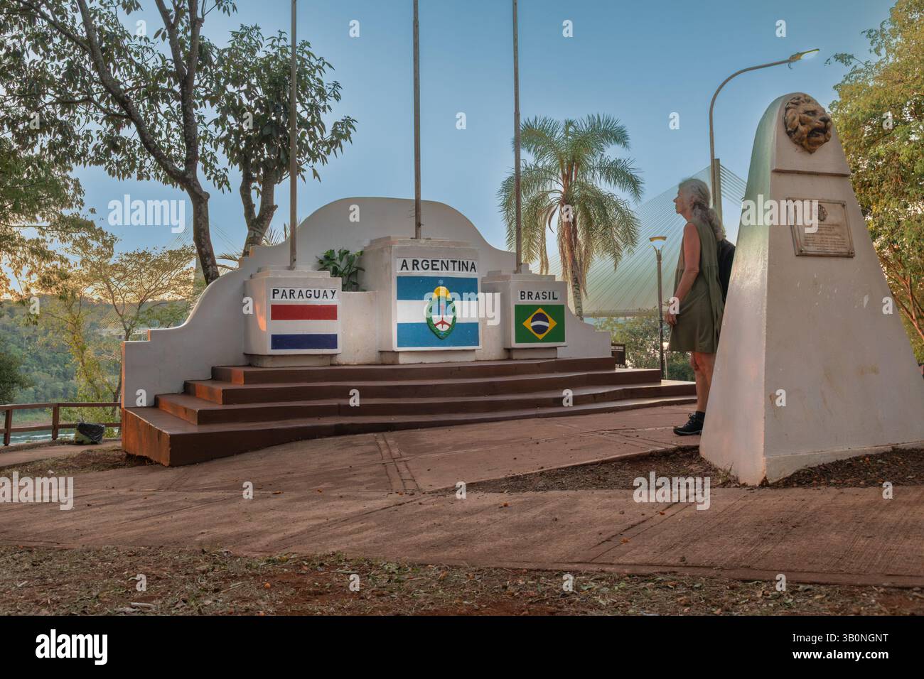 Tre confini simbolo a Puerto Iguazu, Argentina, alla confluenza dei fiumi Iguazu e Parana che separano Argentina, Brasile e Paraguay Foto Stock