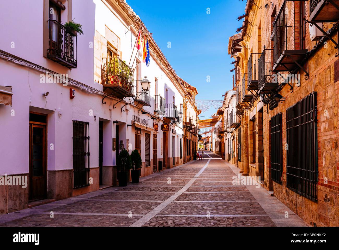 Strada tipica di la Mancha. Villanueva de los Infantes, Ciudad Real, Castilla–la Mancha, Spagna, Europa Foto Stock Strada tipica di la Mancha. Villanueva de los Infantes, Ciudad Real, Castilla–la Mancha, Spagna, Europa Foto Stock